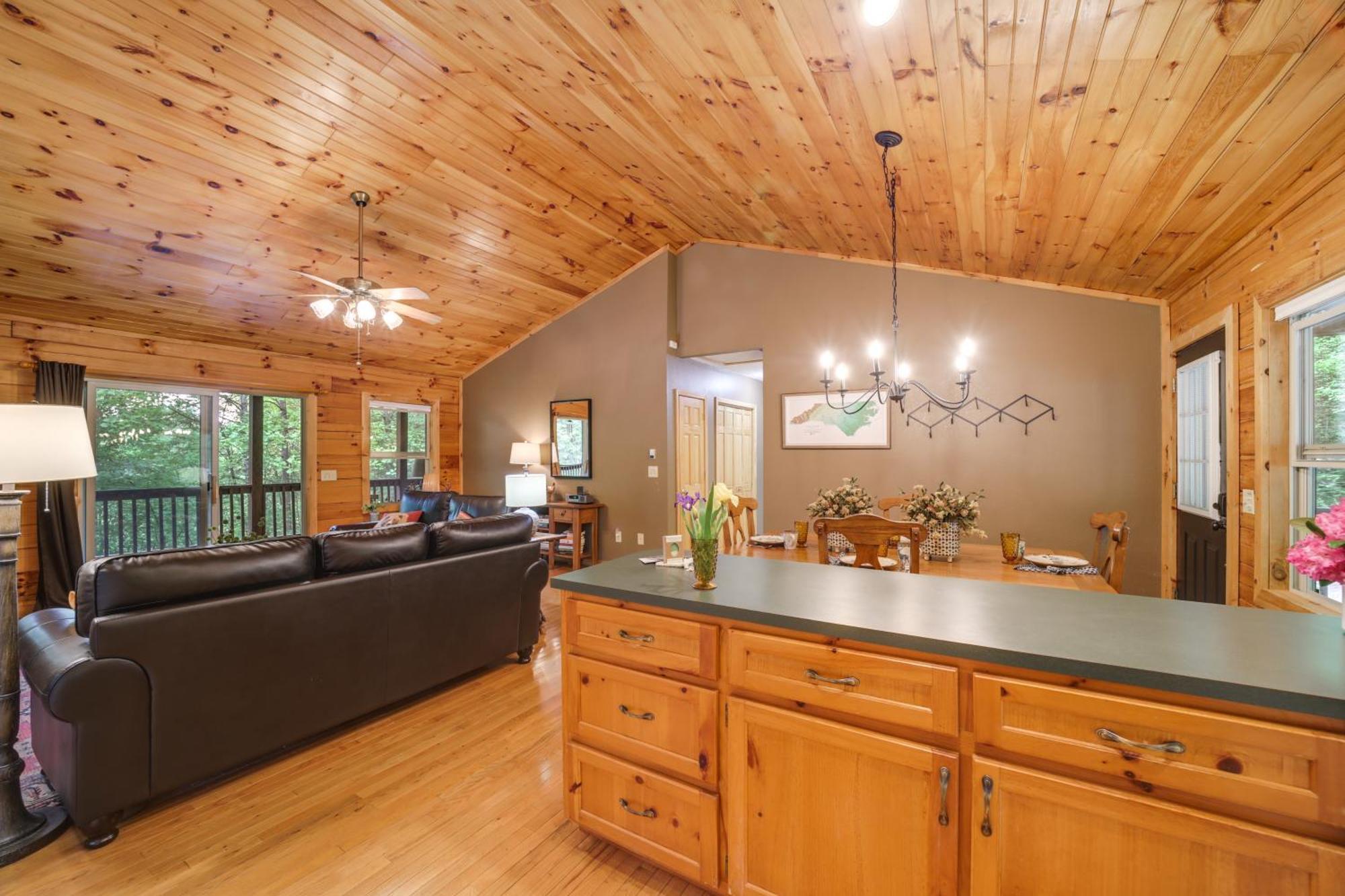 Peaceful Smoky Mountain Cabin With Deck And Fire Pit! Waynesville Luaran gambar