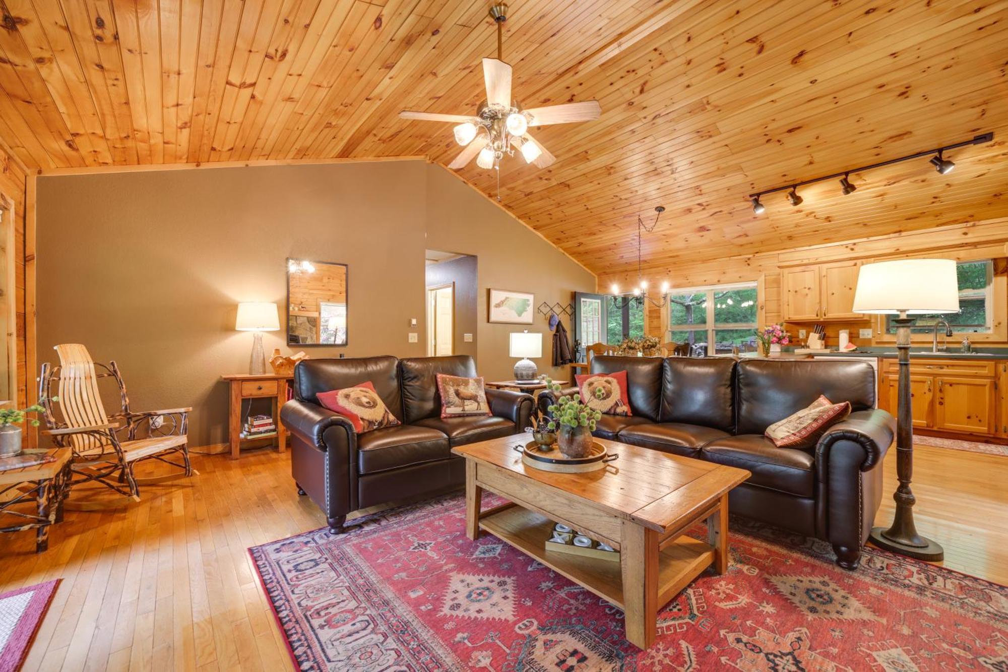 Peaceful Smoky Mountain Cabin With Deck And Fire Pit! Waynesville Luaran gambar