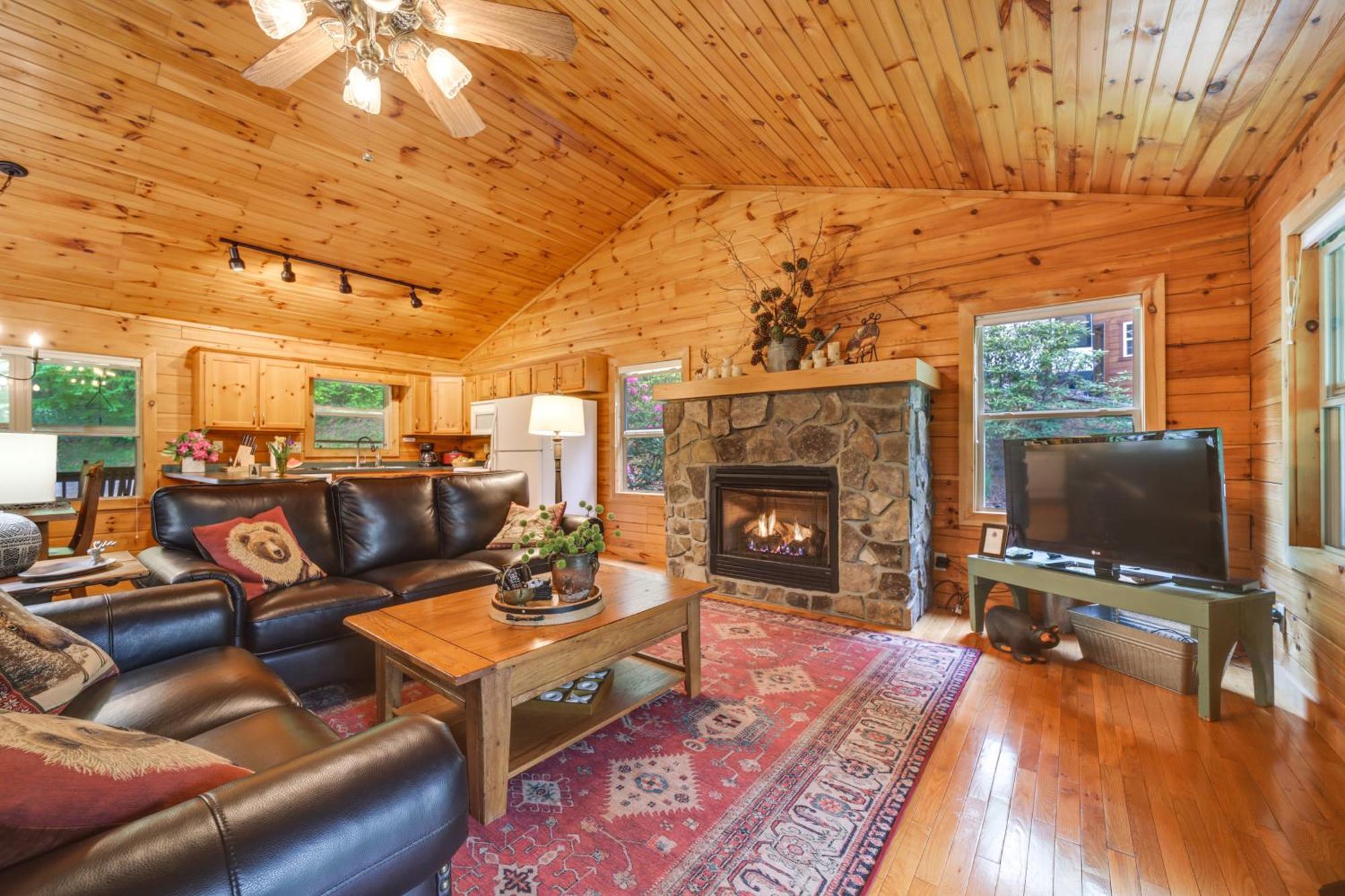 Peaceful Smoky Mountain Cabin With Deck And Fire Pit! Waynesville Luaran gambar
