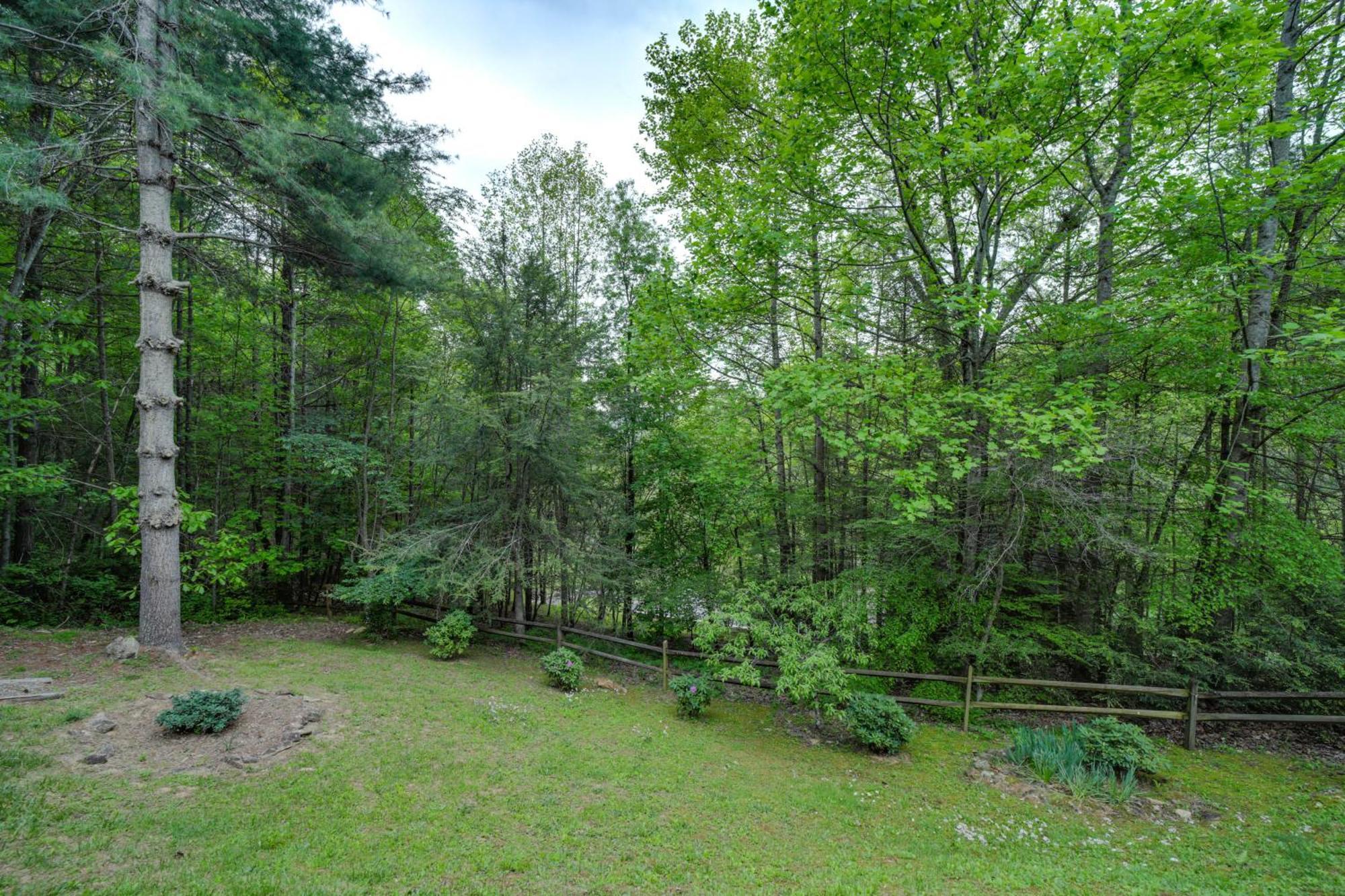 Peaceful Smoky Mountain Cabin With Deck And Fire Pit! Waynesville Luaran gambar