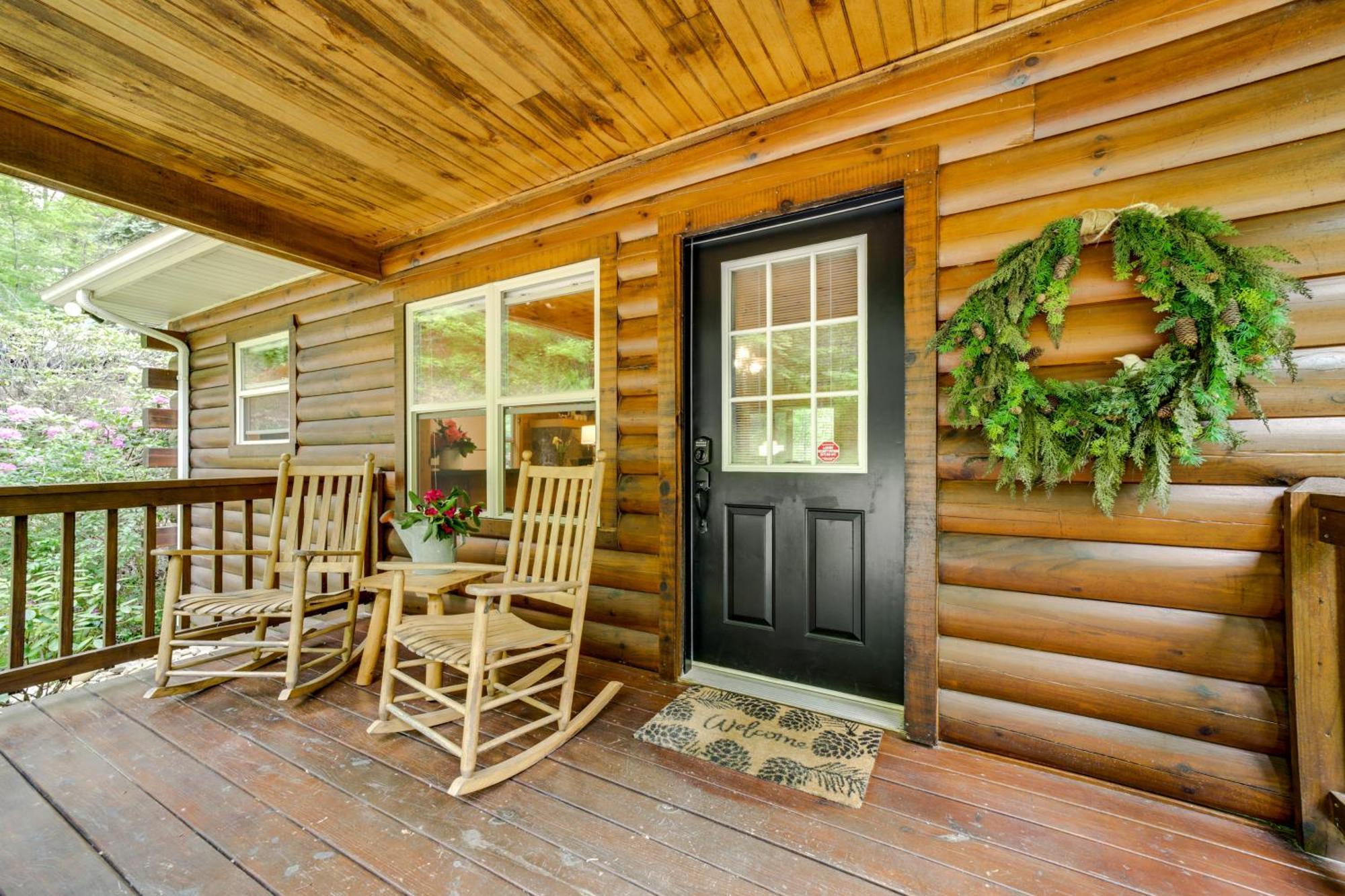 Peaceful Smoky Mountain Cabin With Deck And Fire Pit! Waynesville Luaran gambar