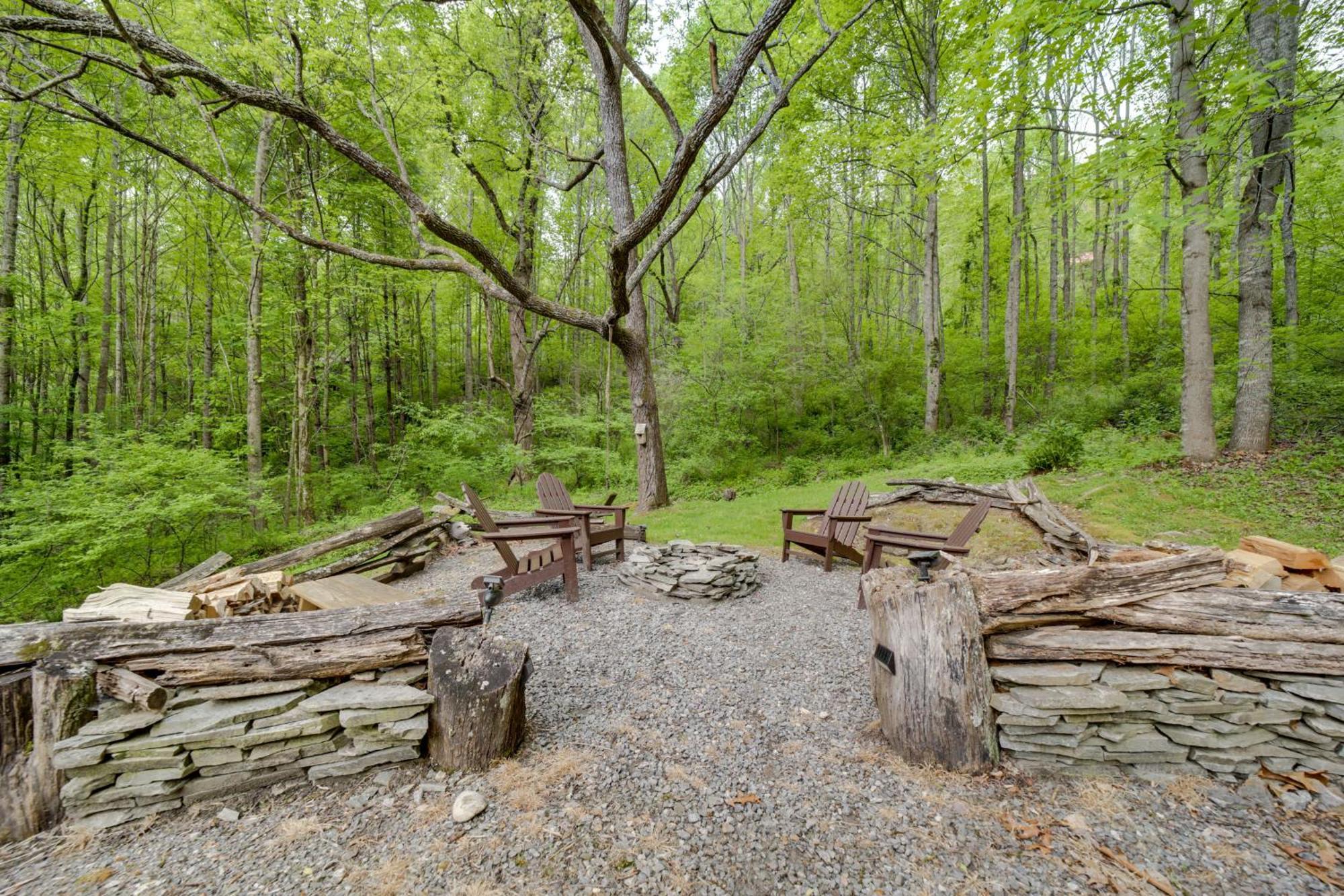 Peaceful Smoky Mountain Cabin With Deck And Fire Pit! Waynesville Luaran gambar