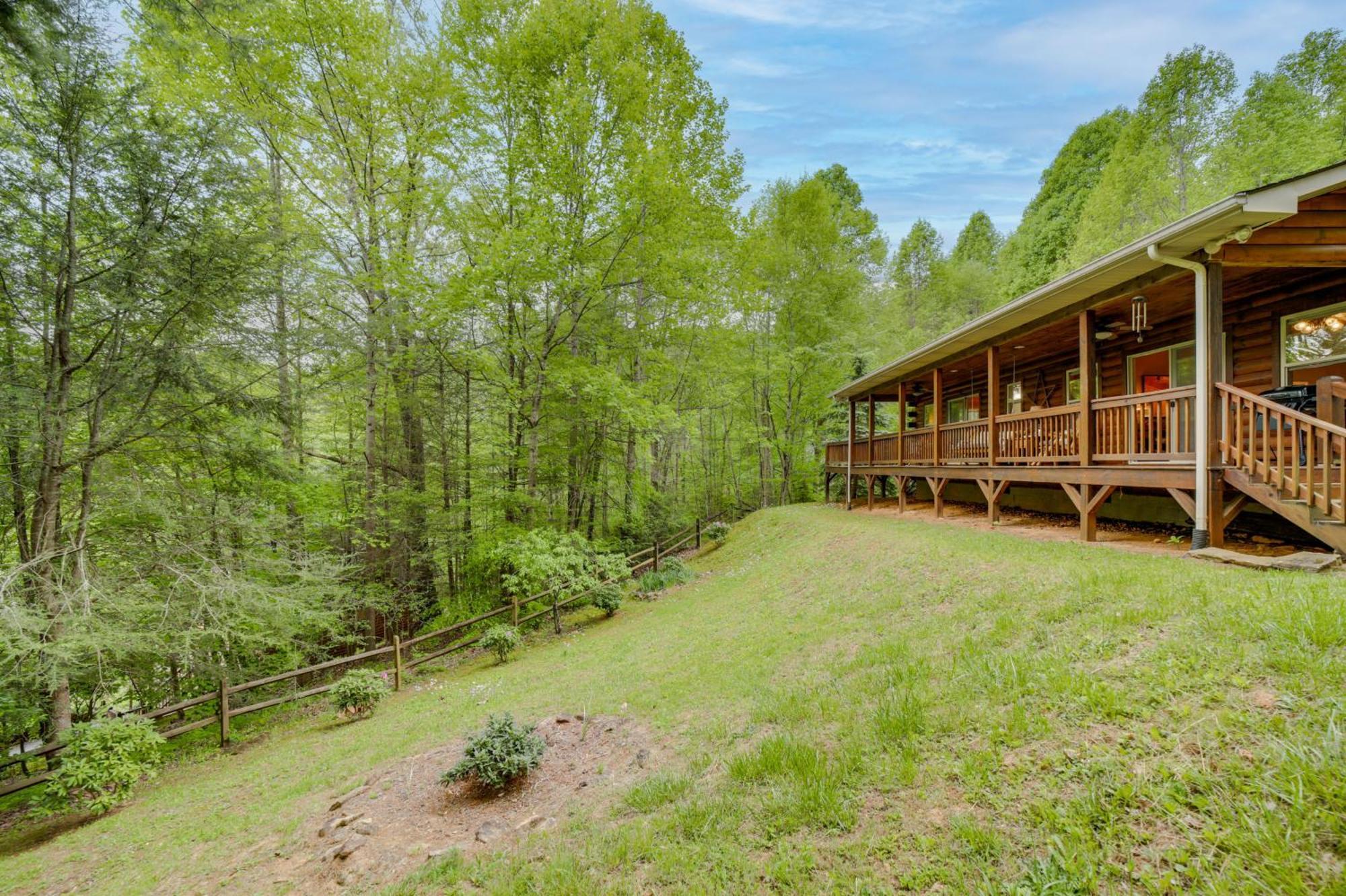 Peaceful Smoky Mountain Cabin With Deck And Fire Pit! Waynesville Luaran gambar