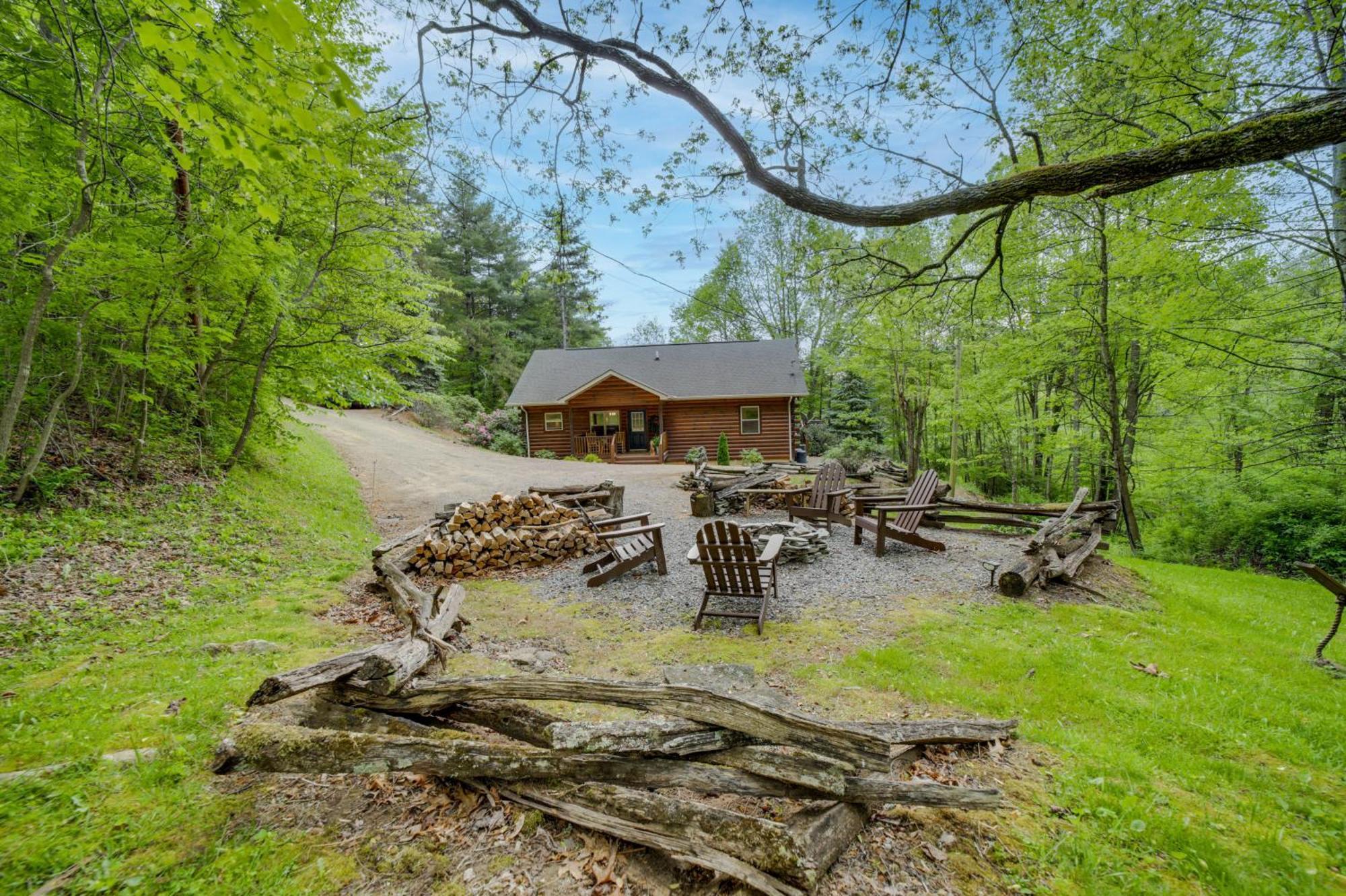 Peaceful Smoky Mountain Cabin With Deck And Fire Pit! Waynesville Luaran gambar
