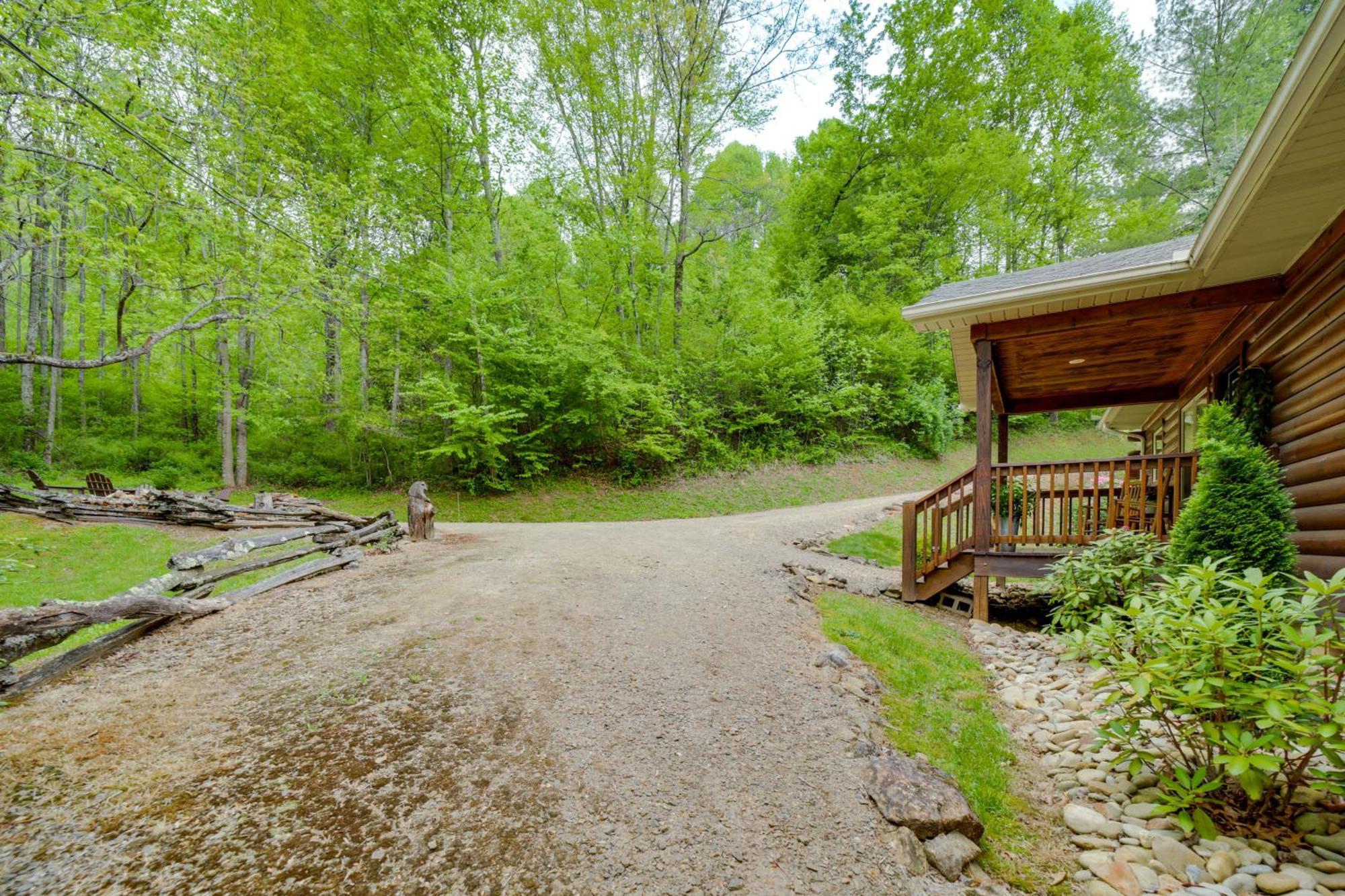 Peaceful Smoky Mountain Cabin With Deck And Fire Pit! Waynesville Luaran gambar