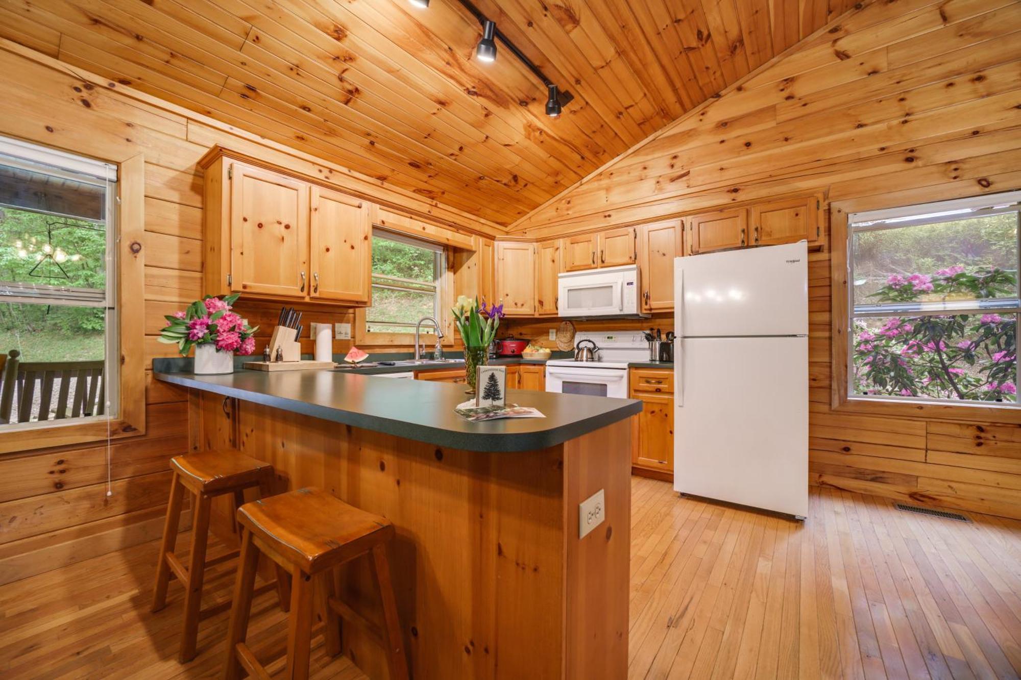 Peaceful Smoky Mountain Cabin With Deck And Fire Pit! Waynesville Luaran gambar